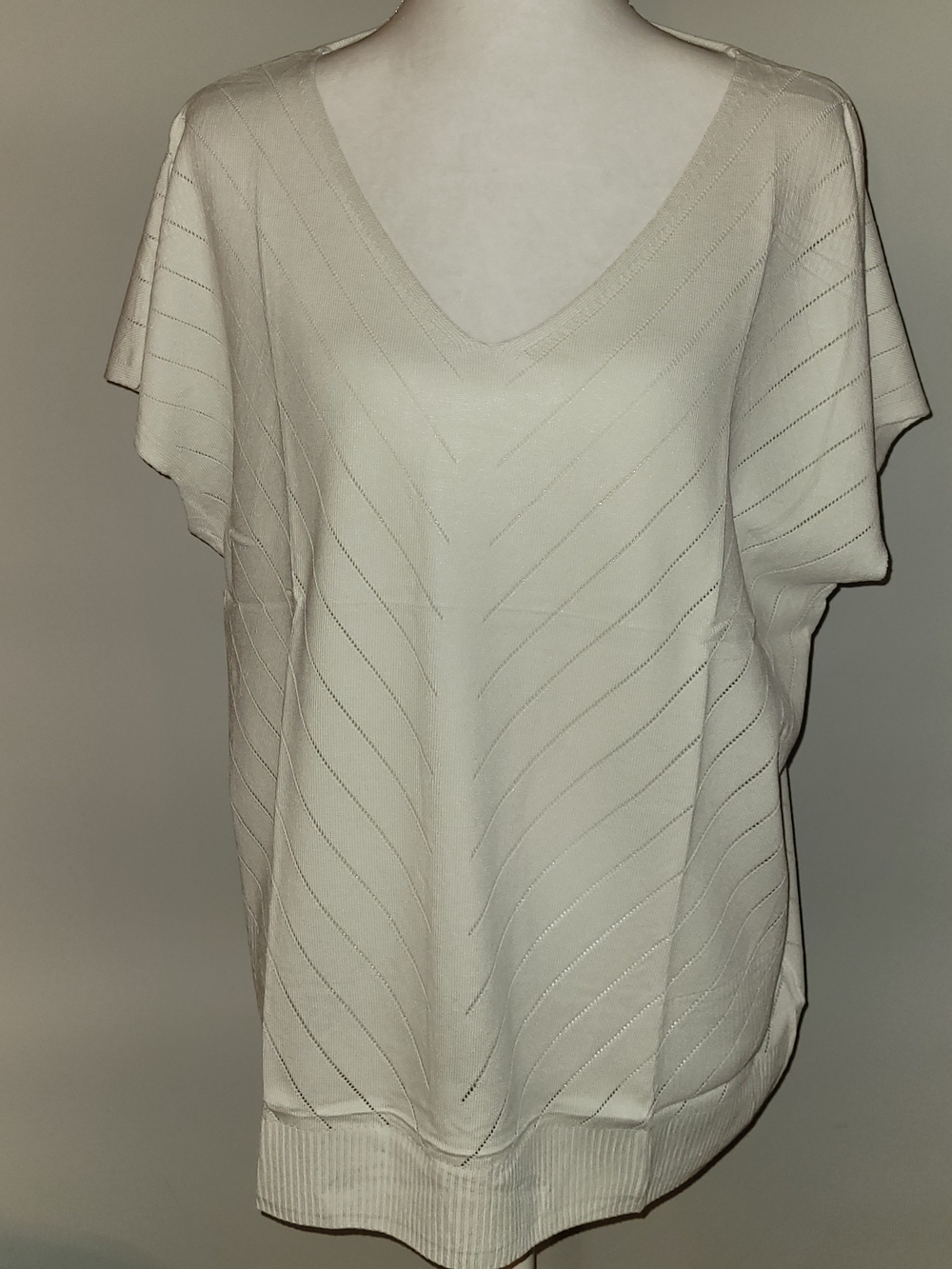 Women's White V-Neck Short Sleeve Knit Top